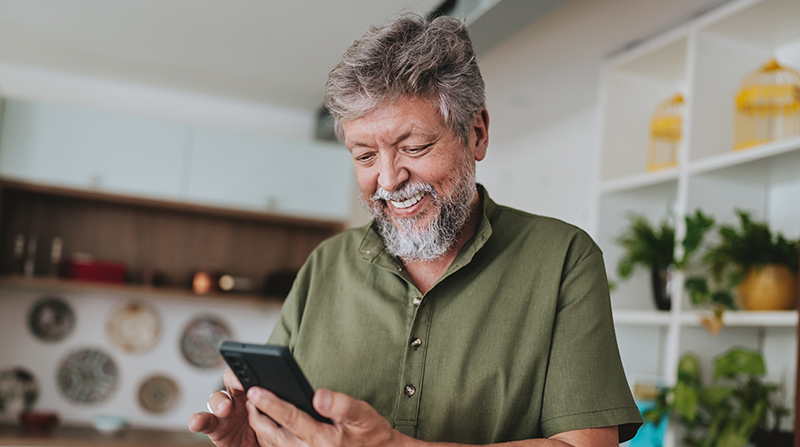 Homem idoso utilizando smartphone