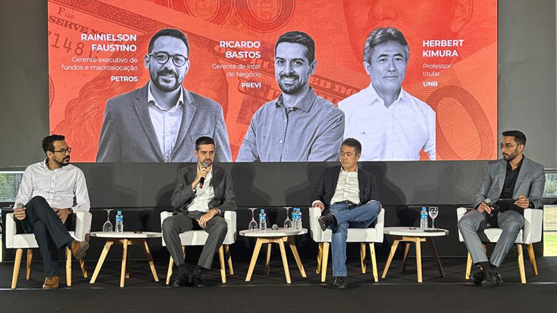 Da esquerda para direita: Raí Faustino, gerente executivo de Fundos de Fundos e Macroalocação da Petros; Ricardo Bastos, gerente de Inteligência de Negócio da Previ; Herbert Kimura, da Universidade de Brasília; e Thiago Souza, coordenador de macroalocação da Funcef.