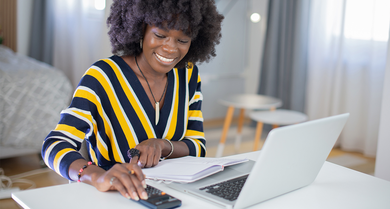 Mulher utilizando notebook para estudo