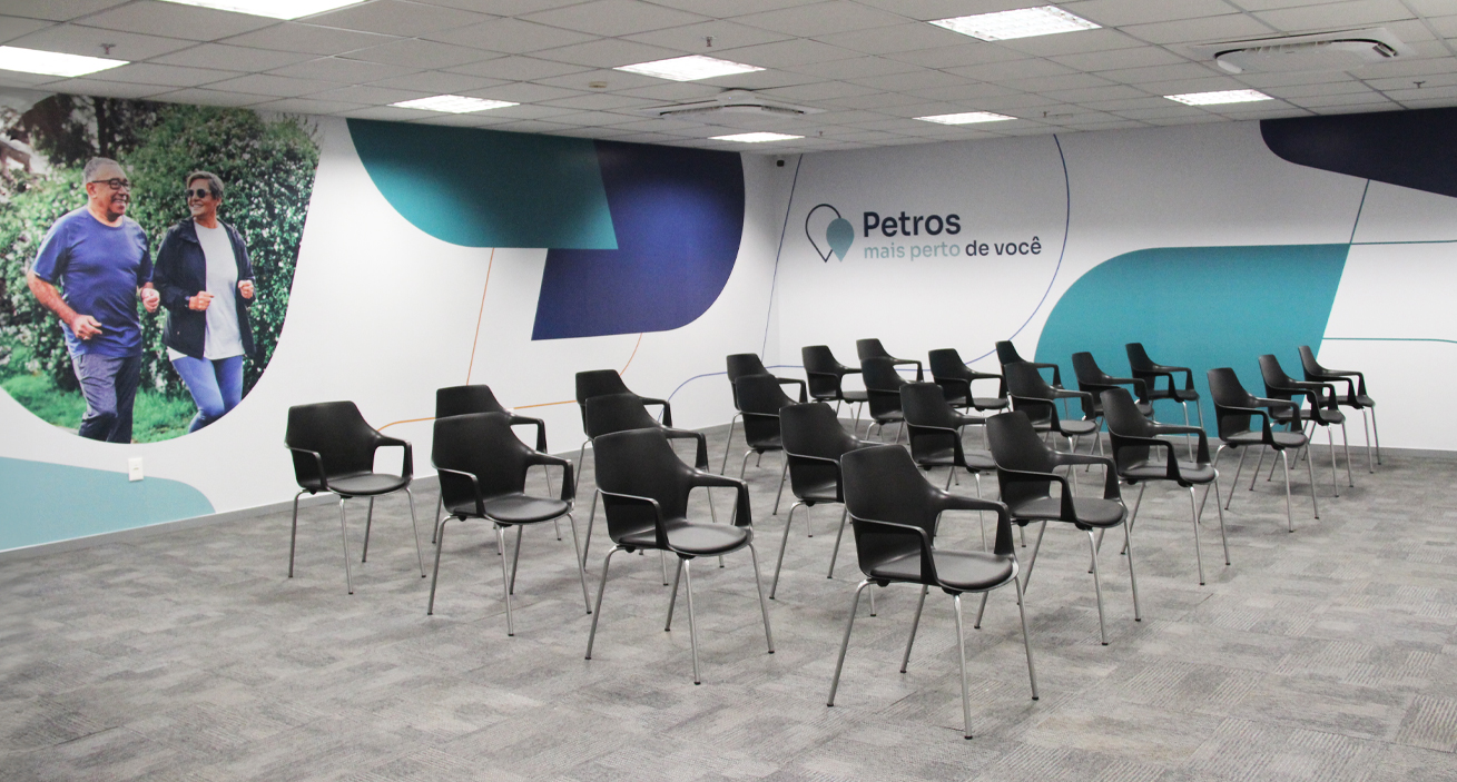 Sala de espera do novo atendimento presencial da Petros, localizado no Centro do Rio de Janeiro 